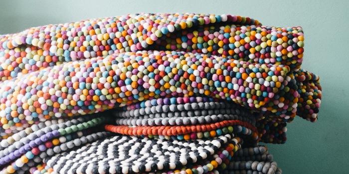 I tappeti a sfera in feltro myfelt sorprendono con emozionanti combinazioni di colori.
