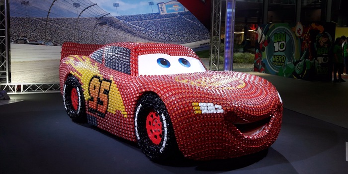 Cars 3: nei cinema dall'autunno! Saetta McQueen era presente ovunque alla fiera del giocattolo. Qui, più grande della vita, fatta di tante piccole auto.