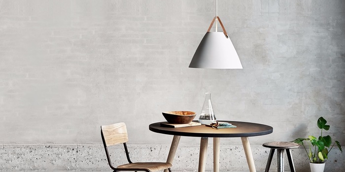 Charme discret: lampe «Strap» de Neordlux avec détail en cuir au niveau de la suspension.