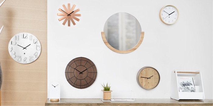 Indiquent l'heure et décorent en même temps: les horloges murales d'Umbra.