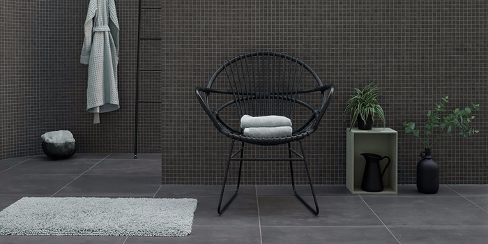 Anthracite et bleu glacier sont une bonne combinaison pour une salle de bains masculine. Image: Aquanova.
