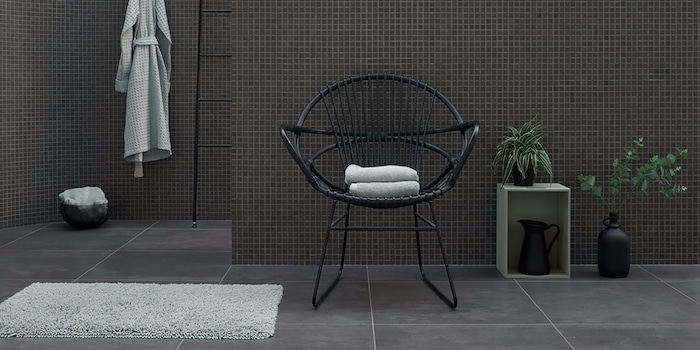 Anthracite et bleu glacier sont une bonne combinaison pour une salle de bains masculine. Image: Aquanova. Anthracite et bleu glacier sont une bonne combinaison pour une salle de bains masculine. Image: Aquanova.