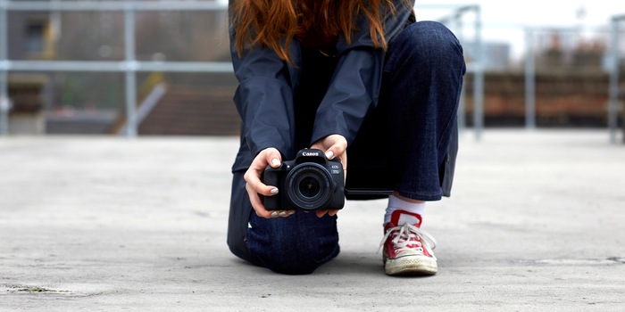Leistungsstark aber trotzdem handlich. Die Canon EOS 77D.