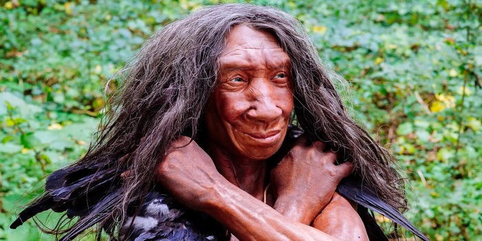 © Neanderthal Museum, Holger Neumann (Ausschnitt) Eine schicke Neandertalerin mit Federumhang. Trafen Neandertalerfrauen in der späteren Altsteinzeit auf Männer, war die Wahrscheinlichkeit hoch, dass es ein Homo sapiens war.