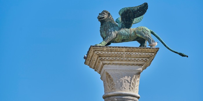 Shutterstock - Barabanschikow Alexander / Selon toute vraisemblance, la célèbre sculpture a été apportée à Venise en pièces détachées au 13e siècle. À l'origine, elle pourrait avoir gardé une tombe de la dynastie Tang.