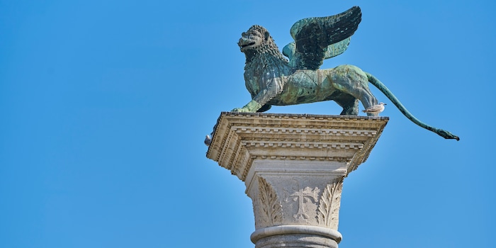Shutterstock - Barabanschikow Alexander / Selon toute vraisemblance, la célèbre sculpture a été apportée à Venise en pièces détachées au 13e siècle. À l'origine, elle pourrait avoir gardé une tombe de la dynastie Tang. Shutterstock - Barabanschikow Alexander / Selon toute vraisemblance, la célèbre sculpture a été apportée à Venise en pièces détachées au 13e siècle. À l'origine, elle pourrait avoir gardé une tombe de la dynastie Tang.