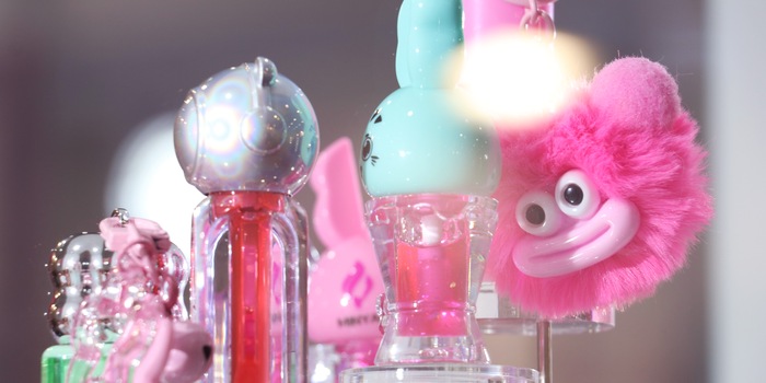 Exhibitor Minyao Cosmetics gives its glosses plush pendants and funny cap heads. Photo: Natalie Hemengül