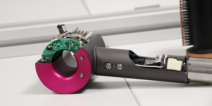 Il funzionamento interno di un Dyson Supersonic. Scattata presso il Dyson Hair Lab di Malmesbury, in Inghilterra. Foto: Natalie Hemengül