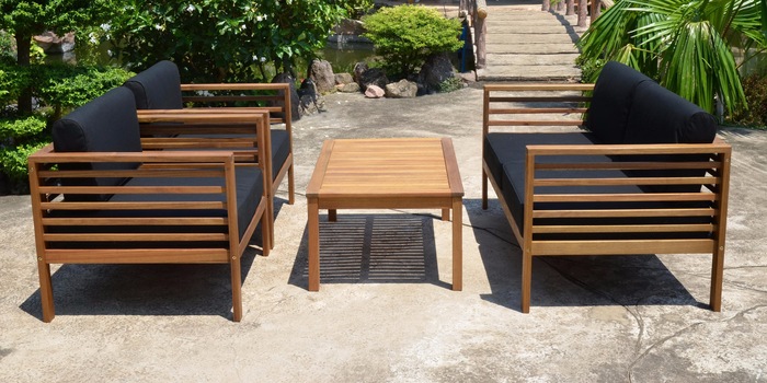 A wooden lounge exudes a natural atmosphere and warmth but needs to be protected from the weather in order to maintain its colour. Model: "Samui" by Giardimo.