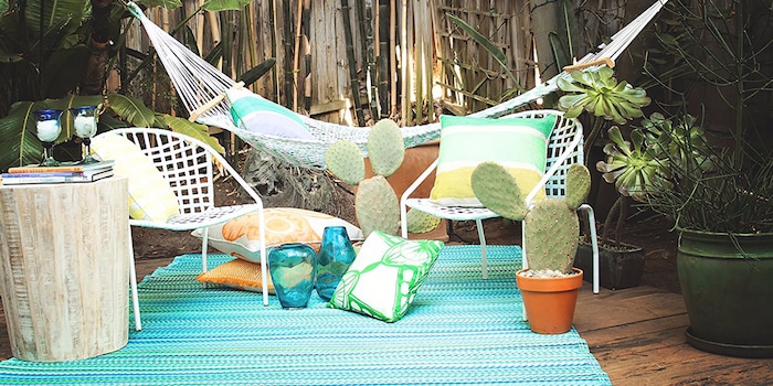 Bunte Outdoor-Teppiche von Fab Habitat peppen jeden Balkon im Nu auf. Bunte Outdoor-Teppiche von Fab Habitat peppen jeden Balkon im Nu auf.