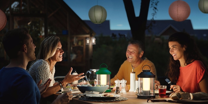 Per la massima flessibilità: queste modelli portatili, come la lanterna «Abelia» di Philips, diffondono luce ovunque tu decida di metterli.