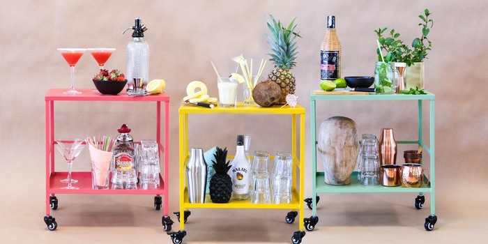 Non solo pratico, ma anche bello da vedere: Minibarre su ruote con colori coordinati.