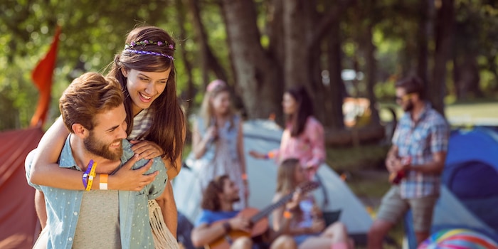 Mach die Nacht zum Tag und tanz dich in deinem Festivaloutfit und bequemen Schuhen frei. Mach die Nacht zum Tag und tanz dich in deinem Festivaloutfit und bequemen Schuhen frei.