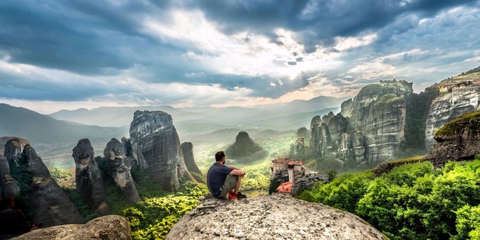 Ich bei Meteora in Griechenland. «Vision is the art of seeing what is invisible to others.»