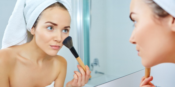 Puder-Foundation verteilst du am besten mit einem passenden Pinsel. Puder-Foundation verteilst du am besten mit einem passenden Pinsel.