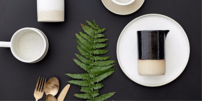 La céramique noire s'accorde avec beaucoup de choses et se laisse toujours combiner avec de nouveaux accessoires. Image: Bloomingville