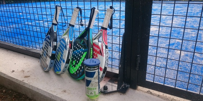 Les raquettes de pagaie sont plus courtes que les raquettes de tennis et ne sont pas enfilées.