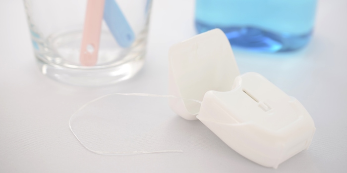 È possibile utilizzare il filo interdentale per pulire gli spazi tra i denti ed evitare così il tartaro.