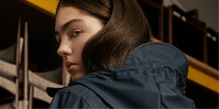 "Vestire per impressionare" è possibile anche sotto la pioggia: grazie a giacche chic e impermeabili, si arriva a destinazione asciutti e in stile top anche in autunno.
