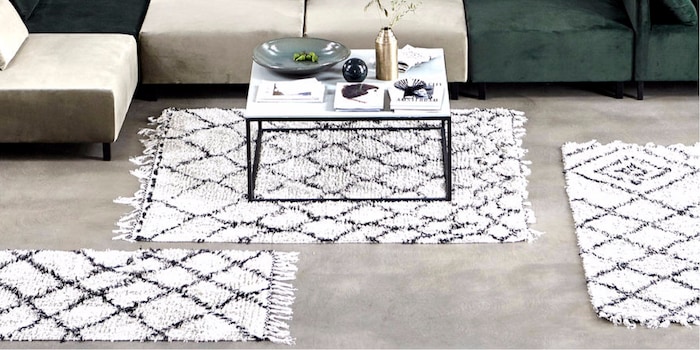 Gekonnt Statements setzen: Mit einem Teppich wird dein Beistelltisch-Styling betont. Bild: House Doctor