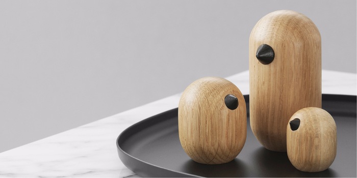 Objekte aus massivem Holz bringen rustikalen Charme und lassen sich auf Tischen und Regalen inszenieren. Bild: Normann Copenhagen