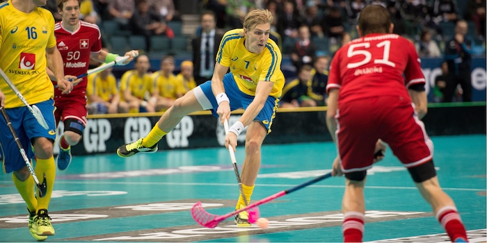 Azione emozionante ogni secondo - non c'è tempo per riposare quando si gioca a floorball Azione emozionante ogni secondo - non c'è tempo per riposare quando si gioca a floorball