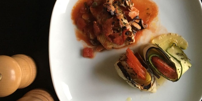 Champignons farcis à la pâte d'herbes et gratiné frais aux roses de ratatouille