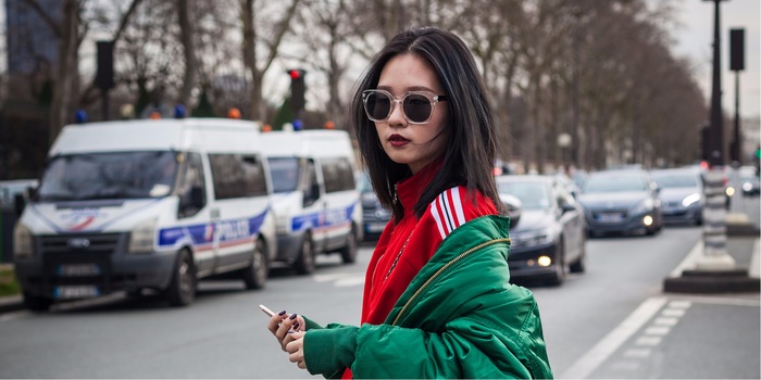 Être paresseux est très chic. Les blogueurs et les stylistes internationaux nous montrent qu'il est à la mode de ne pas porter ses vêtements correctement.
