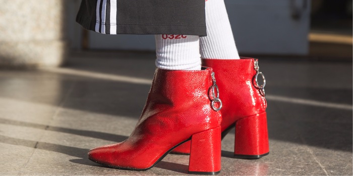 Le style Athleisure le rend possible : les chaussettes de tennis brillent sous un nouveau jour avec des bottes cool et un pantalon de survêtement rayé.