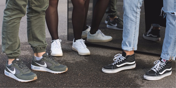Bruno, Géraldine und Lynn geben die Richtung für unser Fashion-Sortiment an. Dabei landet auch das ein oder andere Paar Schuhe in ihrer Garderobe – vor allem Sneakers haben's ihnen angetan. Bruno, Géraldine und Lynn geben die Richtung für unser Fashion-Sortiment an. Dabei landet auch das ein oder andere Paar Schuhe in ihrer Garderobe – vor allem Sneakers haben's ihnen angetan.