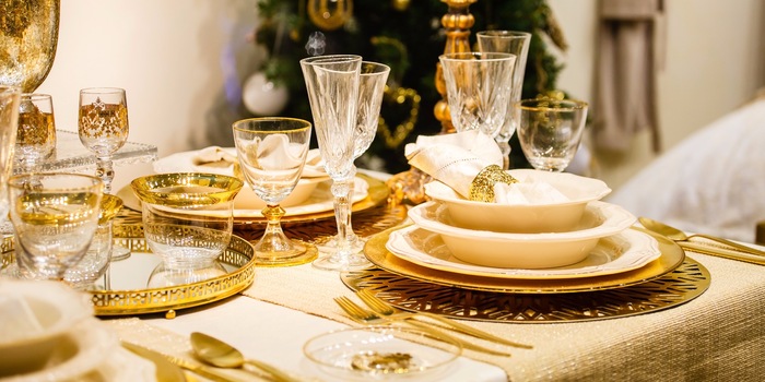 Radiantly beautiful: gold cutlery, plates with gold rims and golden placemats create a festive atmosphere at the table.